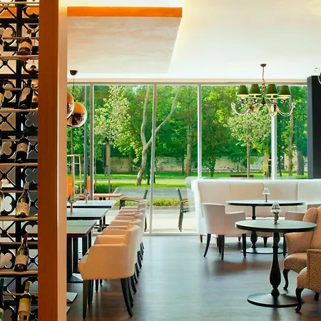 Four Points By Sheraton And Conference Center ホテル